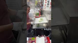 If you go to a Taiwanese night market make sure to eat it coeng fan 肠粉 [upl. by Sandstrom373]