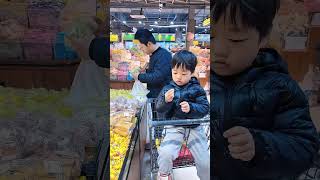 熊孩子逛超市，吓的爸爸赶紧买单！Cute babyCute呆萌小米宝聪明宝宝萌娃整蛊测试 [upl. by Wolk386]