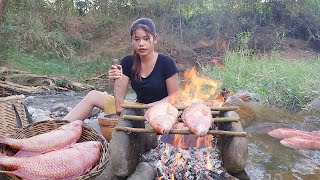 Adventure in forest Catch fish in river amp Fish grilled for dinner  Solo cooking in jungle [upl. by Kentiga]