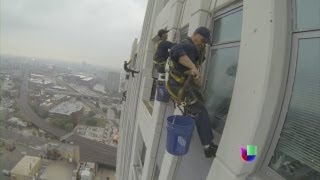 Mexicanos con nervios de acero limpian ventanas a 40 pisos de altura  Noticiero Univisión [upl. by Courtland254]