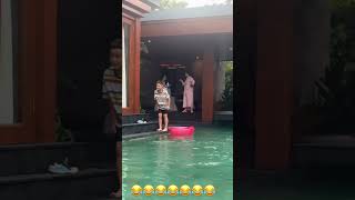 RAFFI AHMAD NGAKAK NGELIAT RAFATHAR KECEBUR DI KOLAM RENANG raffiahmad rafathar shorts holiday [upl. by Annahsad]