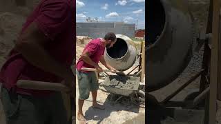 Fazendo concreto em betoneira construçãocivil concreto pedreiro viralvideo [upl. by Cleodel430]