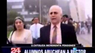 Alumnos PUCP abuchean a rector Marcial Rubio Correa por subir pensiones [upl. by Ajiat]