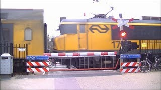 Spoorwegovergang Heiloo  Dutch railroad crossing [upl. by Noryd424]