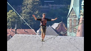 HochseilArtist balanciert zwischen Heiliggeist und Jesuitenkirche in Heidelberg [upl. by Farmer744]