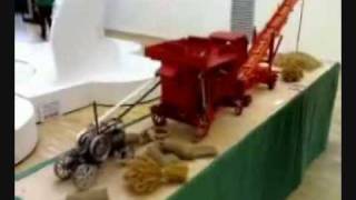 Modellino di Trebbiatrice  Model of Threshing Machine [upl. by Nayb427]