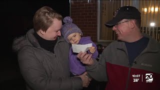 Man helps Warren family who had their Christmas decorations stolen [upl. by Anniala318]