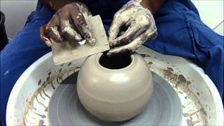 DEMO Poterie Technique de tournage dun vase boule [upl. by Nairrod]