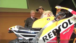 Marc Márquez enseña su nueva RC213V a su abuelo [upl. by Ynohta308]