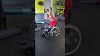 Ejercicio de core con pelota medicinal en persona con paraplejia [upl. by Carolynn]