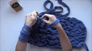 Aprende a tejer con las manos Infinity Scarf ¡en menos de 5 minutos [upl. by Aleekat785]