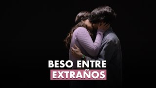 Beso entre extraños con ojos vendados [upl. by Ravel]