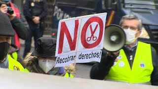 Pensionistas salen a la calle para rechazar el Pacto de Toledo [upl. by Ennayr699]