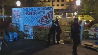 University of Chicago police begin to clear out encampments protesting war on Gaza [upl. by Clausen321]