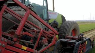 Wie macht man Rollrasen Traktor Rollrasen Maschine 06 2015 [upl. by Erastes]