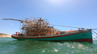 O PESCADOR ARTESANAL ESTA COM MATERIAL NA EMBARCAÇÃO PREPARAÇÃO PRA PESCA DA LAGOSTA NO CEARÁ [upl. by Saul356]