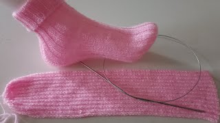 Die einfachsten Socken der Welt gleichzeitig stricken  ohne Ferse mit einer Rundstricknadel [upl. by Jessamyn689]