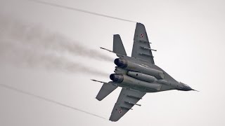 MiG29 vs F16  Polish Air Force  Dogfight  Air Show Dęblin 2010 [upl. by Jay]