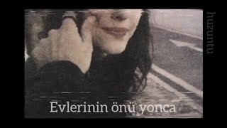 Manuş Baba  Evlerinin Önü Yonca Sözleri  Lyrics [upl. by Adirahs]