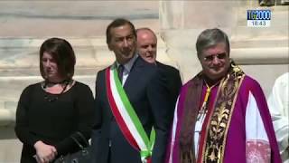 Milano In Duomo lultimo saluto della gente al cardinale Dionigi Tettamanzi [upl. by Lrub560]