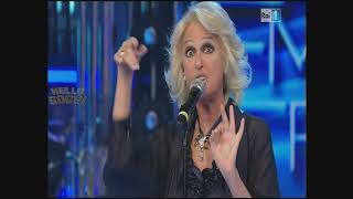 I GRANDI DELLA MUSICA2012Loretta Goggi imita Mina [upl. by Ignatzia923]