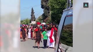 Niño con sindrome de Down consuela a Jesús en el Vía Crucis [upl. by Ammej793]