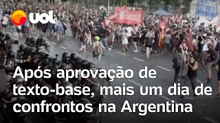 Argentina Polícia e manifestantes voltam a entrar em confronto após aprovação de texto de projeto [upl. by Agemo]