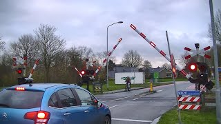 Spoorwegovergang Uithuizen  Dutch railroad crossing [upl. by Sale]