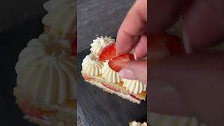 Erdbeer Topfen Schnitte 🍓erdbeerschnitte kuchen nussinebackt rezept [upl. by Garrison]