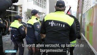 Haagse politie veegt gele hesjes weg bij Tweede Kamer  RTL NIEUWS [upl. by Savannah]