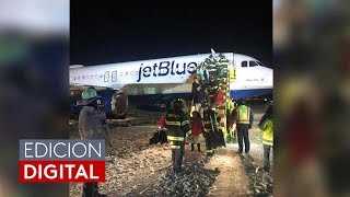 Un avión de JetBlue se sale de la pista por la nieve tras aterrizar en el aeropuerto de Boston [upl. by Iiette757]