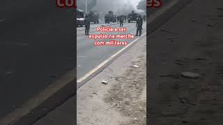 Policia a ser expulso na marcha com milhares [upl. by Rialc756]