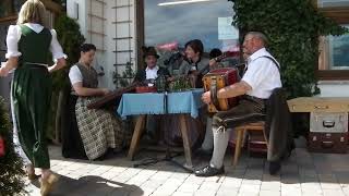 Der Häusler Hias bei der sonntäglichen Musi auf der Terrasse des Berggasthof Gerstreit in Ramsau [upl. by Stanly869]