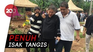 Tangis Histeris Putri Titian di Pusara Sang Ayah [upl. by Small]