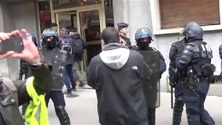 une anti gilets jaunes hué sur son balcon la police a du intervenir paris acte 16 [upl. by Caddaric245]