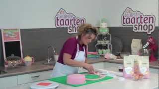 Taart maken en decoreren 3  Taart bekleden met marsepein of fondant [upl. by Acirfa353]