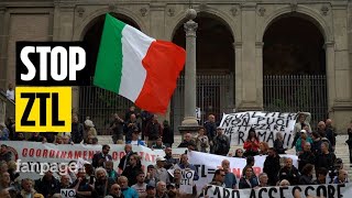 Manifestazione in Campidoglio contro la Ztl quotI mezzi pubblici non funzionano come ci spostiamoquot [upl. by Lurleen513]