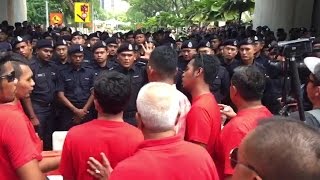 Bersih 5 Cops allow a small group of Red Shirts to pass through barricade [upl. by Nimsay]