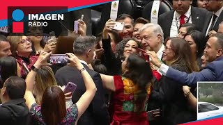 Entre gritos de apoyo legisladores de Morena reciben a López Obrador en el Congreso [upl. by Bernelle]