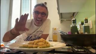 Fusilli con pesto di basilico e rucola  IORESTOACASAe cucino  BRUNO BARBIERI [upl. by Notse695]