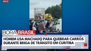 Homem usa machado para quebrar carros durante briga de trânsito  Bora Brasil [upl. by Ellebana805]