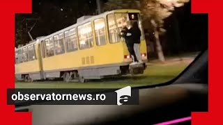 Tineri din Oradea filmaţi în timp ce călătoreau agăţaţi de tamponul unui tramvai [upl. by Nims357]