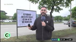 Una publicidad anónima relacionada a la educación llamó la atención en las calles de Tucumán [upl. by Aihtenak]