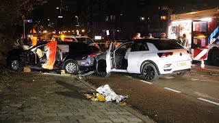 Brandweer bevrijdt man uit auto na ernstig ongeval in Dordrecht [upl. by Treblig]