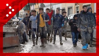 Alluvione in Toscana laiuto degli angeli del fango testimonianze e voci da Campi Bisenzio [upl. by Sivahc]