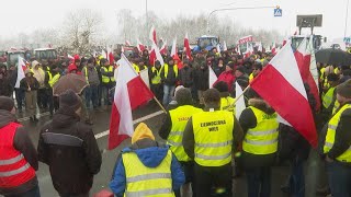 Les agriculteurs polonais bloquent la frontière avec lUkraine  AFP Images [upl. by Maunsell]