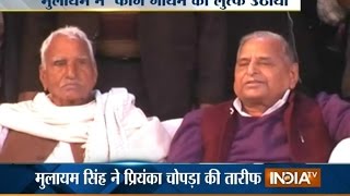 Mulayam Singh Yadav Enjoys Phaag Singing in Saifai Mahotsav [upl. by Odradlig]