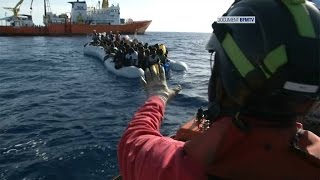 Sur les bateaux qui sauvent les migrants en Méditerranée [upl. by Anilram]