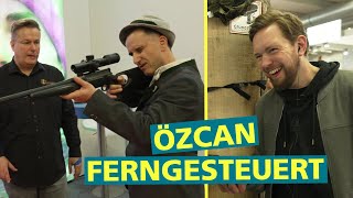 Özcan Cosar ferngesteuert auf der quotJagd amp HundquotMesse  Bratwurst amp Baklava  Die Show [upl. by Almeta]