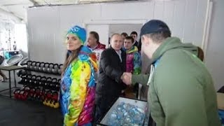 Sochi 2014 Putin visita il villaggio olimpico e gli atleti russi [upl. by Laidlaw291]